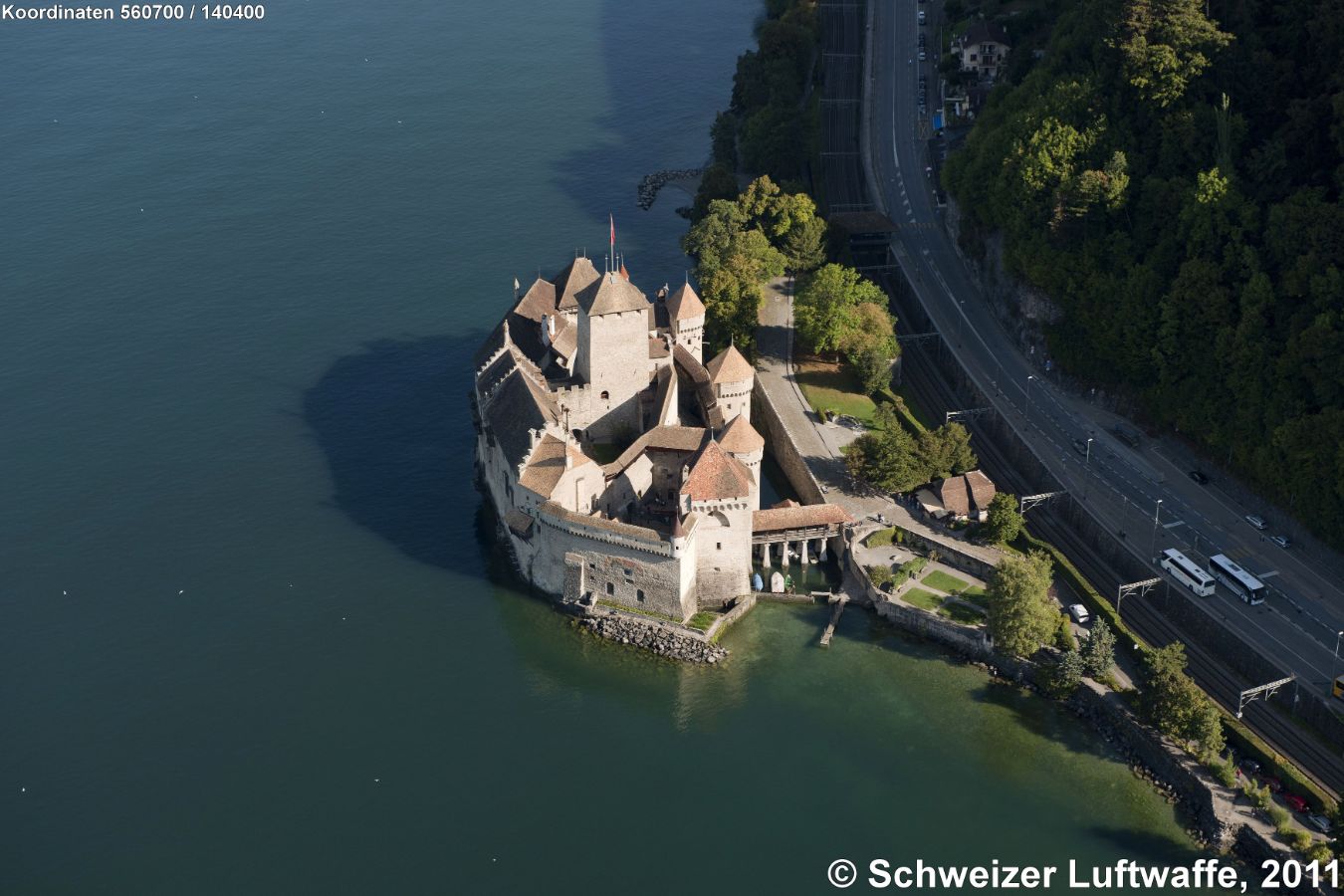 Château de Chillon (Position 2'560'722.17, 1'140'461.63). Seit 1891 steht die Burg unter kantonalem Denkmalschutz und gilt als Kulturgut nationaler Bedeutung. Im frühen 20. Jhd. wurde sie aufwändig und sorgfältig restauriert und gilt so als Musterbeispiel der früheren Denkmalpflege.